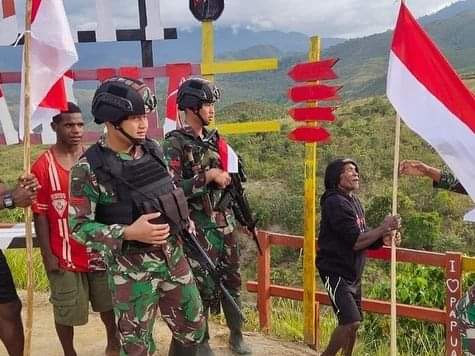 Satgas Yonif Raider 321 Galuh Kibarkan Bendera Merah Putih Di Papua